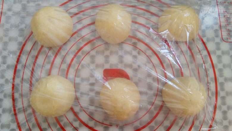 脆底小面包,面团分成6等份,排气滚圆,盖上保鲜膜静置15分钟