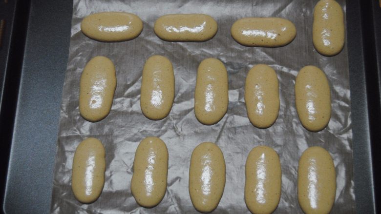 树莓之恋慕斯,装进裱花袋内,寄出比模具小一圈的手指饼面糊,烤箱上下管180度预热