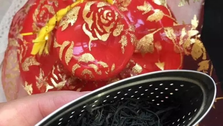 【DIY港式奶茶】补钙香浓又丝滑,取适量精选红茶,装半提篮