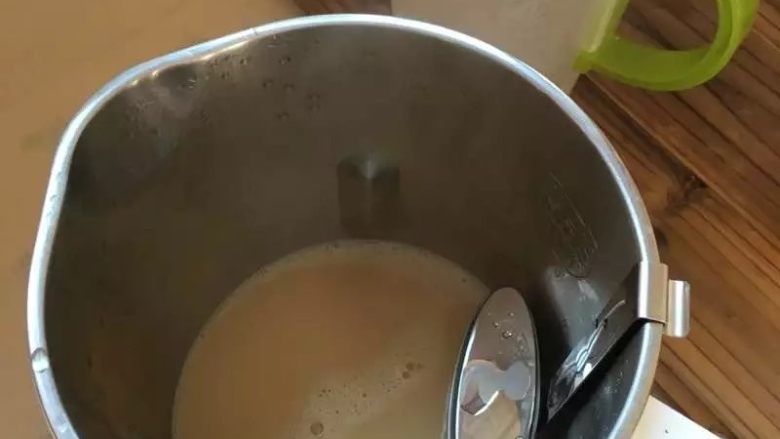 【DIY港式奶茶】补钙香浓又丝滑,关掉电源,倒出来就可以饮用了。