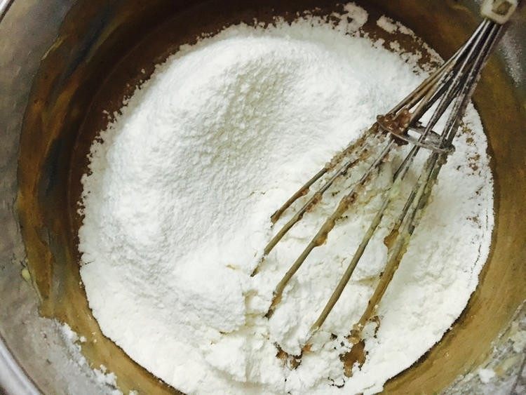 坚果布朗尼,筛入低粉再次搅拌均匀!