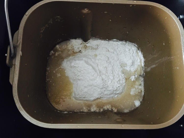 无油低卡全麦包,把所有材料放进面包桶,启动和面程序15分钟!