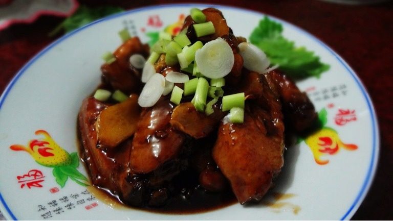 可乐鸡翅,待鸡翅煎至双面金黄，倒入<a style='color:red;display:inline-block;' href='/shicai/ 911'>可乐</a>，放<a style='color:red;display:inline-block;' href='/shicai/ 37'>姜</a>，<a style='color:red;display:inline-block;' href='/shicai/ 692'>酱油</a>。中火焖5分钟转小火10分钟收汁即可。   最后撒上点蔬菜点缀〜〜〜