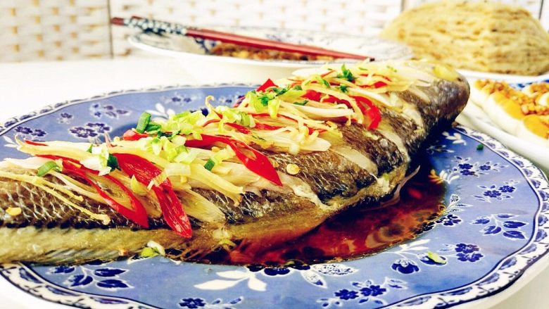 一锅出快手蒸菜,蒸好的鱼身上撒少许葱花儿,也可以浇一勺葱油,蘸汁食用即可