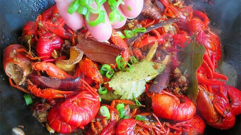 麻辣啤酒小龙虾,夹出葱段弃之,撒入葱花,即可关火出锅