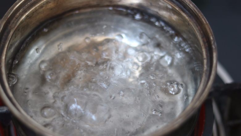 芒果牛奶燕麦西米露,4.大火把水烧开