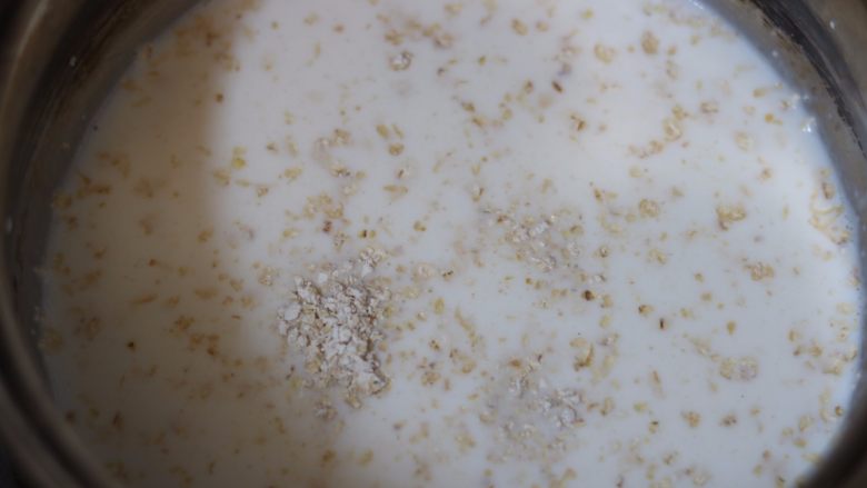 芒果牛奶燕麦西米露,12.加入燕麦片煮熟