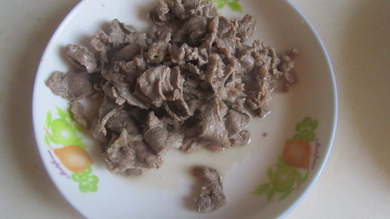 酸汤肥牛,变色后将肥牛捞出来备用;