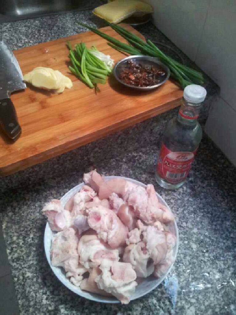 电饭煲版焖猪脚,所有材料洗干净，切好。