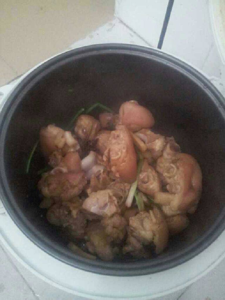 电饭煲版焖猪脚,把电饭煲插电烧热，倒油放去所有材料，最后放入猪脚翻至微黄，最后加入油盐<a style='color:red;display:inline-block;' href='/shicai/ 788'>生抽</a><a style='color:red;display:inline-block;' href='/shicai/ 762'>老抽</a><a style='color:red;display:inline-block;' href='/shicai/ 718'>料酒</a>，再加比猪脚多一点的水，最后等到水自然煮到干为止。可以起锅。