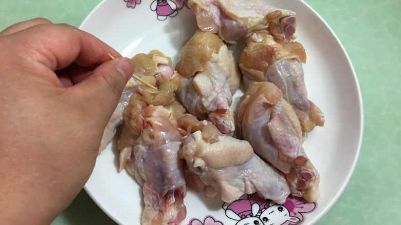 面包机版烤奥尔良翅根,将翅根洗净后用牙签在翅根上扎些小眼,以便腌制时容易进味。