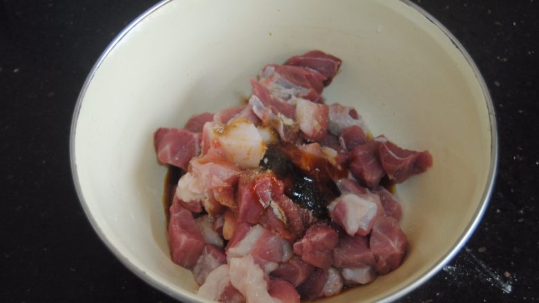 菠萝咕噜肉,猪肉洗净切小块，放入10克<a style='color:red;display:inline-block;' href='/shicai/ 692'>酱油</a>，10克<a style='color:red;display:inline-block;' href='/shicai/ 721'>蚝油</a>，2克盐和5克<a style='color:red;display:inline-block;' href='/shicai/ 718'>料酒</a>腌制半小时