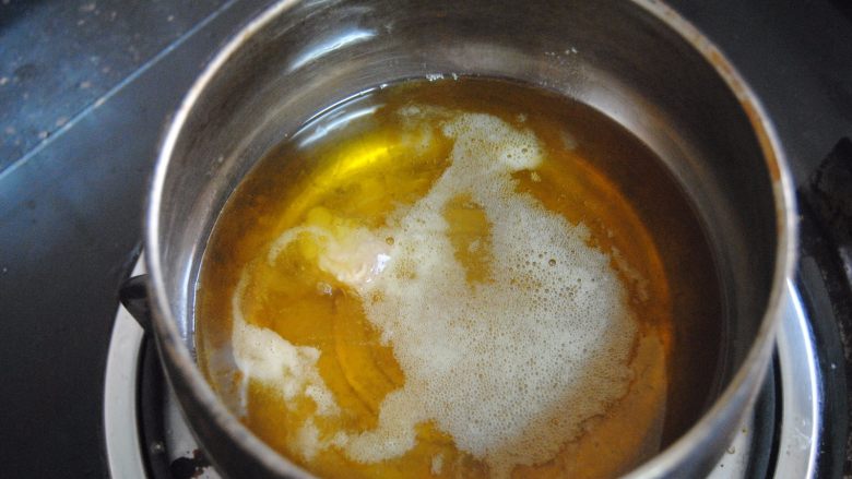 菠萝咕噜肉,放入油内炸