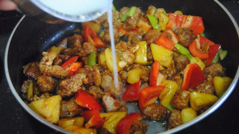 菠萝咕噜肉,2勺淀粉加入4勺清水混合成勾芡,倒入锅内,收汁变浓稠即可出锅