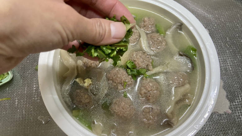 牛肉丸子汤➕生菜平菇牛肉丸子汤,把汤汁浇在生菜上,撒上香菜末,即可上桌享用