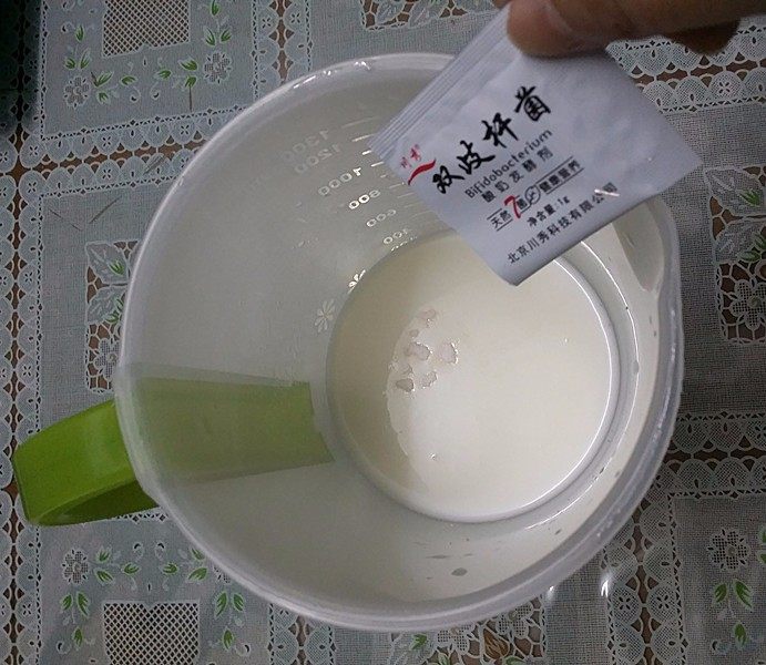 蔓越莓酸奶,倒入2包酸奶菌粉
