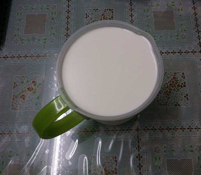 蔓越莓酸奶,再倒入剩余纯牛奶搅拌均匀