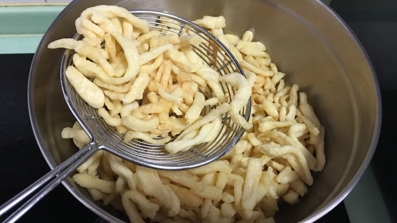 原味沙琪玛,当面条炸至稍有变色后捞出，控出多余的油。