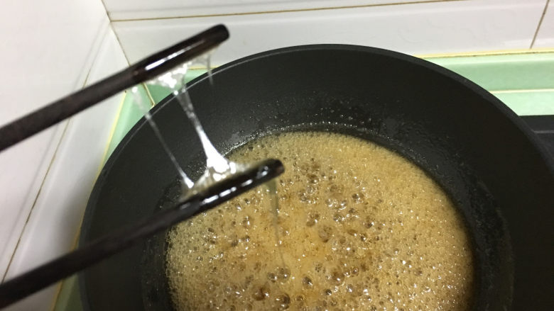 原味沙琪玛,如果没有温度计，可以用筷子蘸糖浆测试，糖浆可以拉出丝就好了。