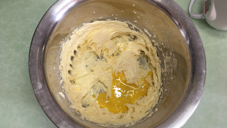 凤梨酥,分三次加入蛋液打发,每加入一次蛋液打发均匀了再加入下一次。