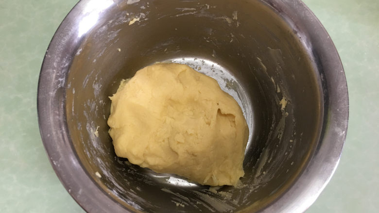 凤梨酥,用硅胶刀搅拌均匀,然后用手揉成团。