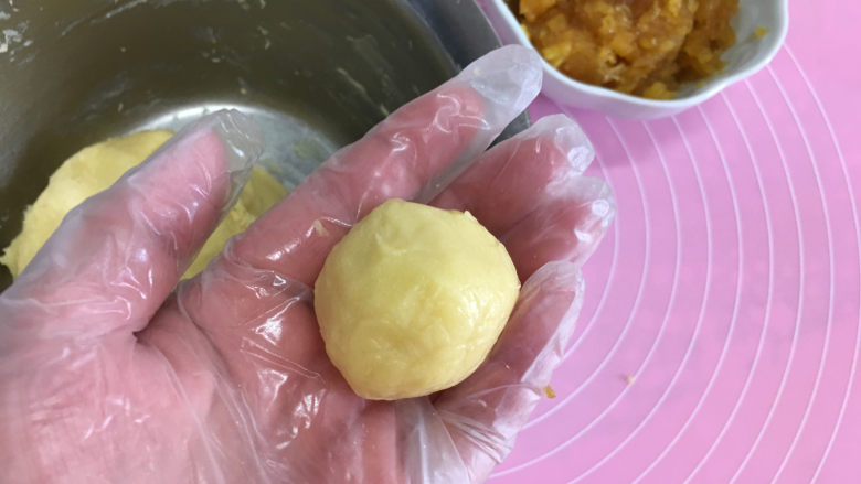 凤梨酥,像包月饼一样将馅包裹起来,收口处收严。