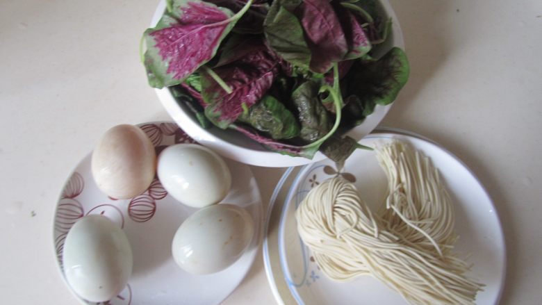 苋菜咸蛋面, 准备好原材料;