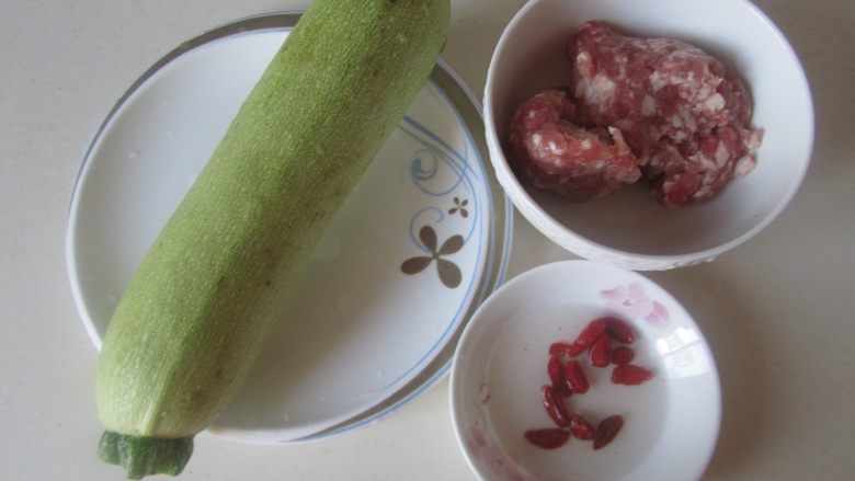 肉酿蒸笋瓜,准备好原材料;