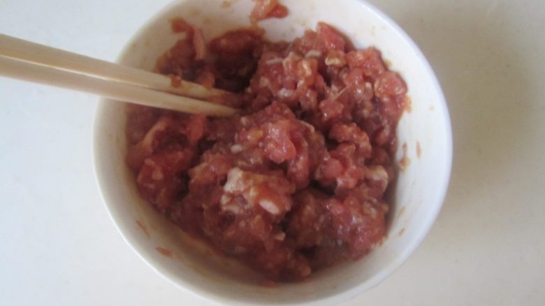 肉酿蒸笋瓜,顺着一个方向搅拌上劲;