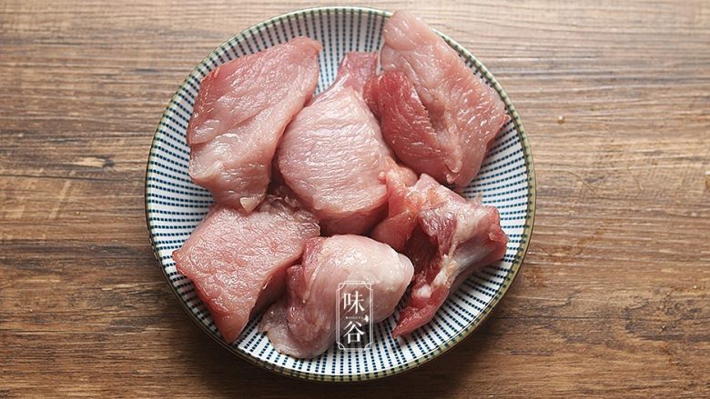 夏日消暑健胃靓汤~茨实节瓜汤,猪腱肉洗净后斩大件;