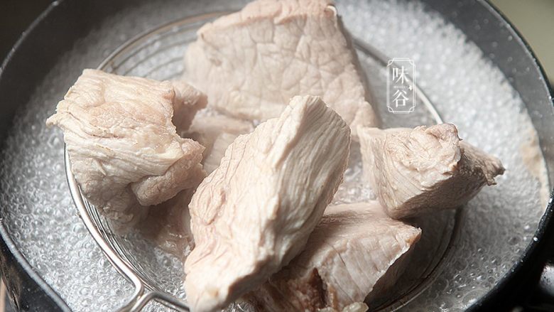 夏日消暑健胃靓汤~茨实节瓜汤,煮开1分钟后,猪腱肉的血水出来了。然后把肉捞出来冲洗,去掉浮沫后待用。(这些可以去除腥味和血水,以免汤汁混浊。)
