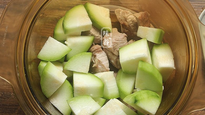 夏日消暑健胃靓汤~茨实节瓜汤,汤煲内加入节瓜、猪腱肉;