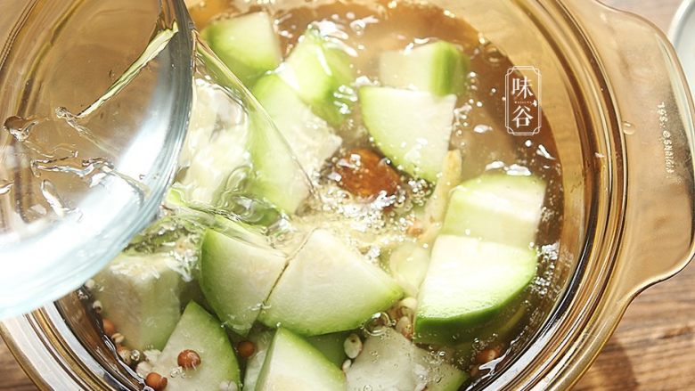 夏日消暑健胃靓汤~茨实节瓜汤,放入适量清水。(水量:大约2L左右)盖上锅盖,大火煮沸腾后,转小火继续煲1.5小时;