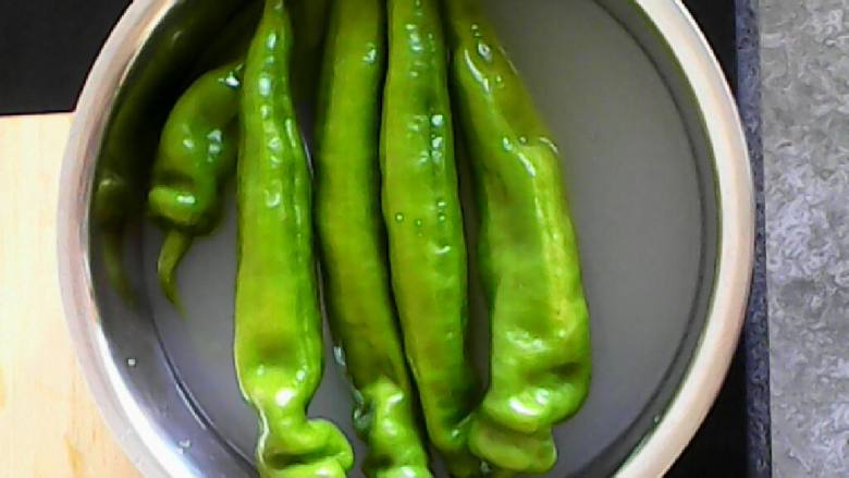 家常尖椒炒香肠,然后洗尖椒,我用的是淘米水,我觉得就会把农药洗掉。