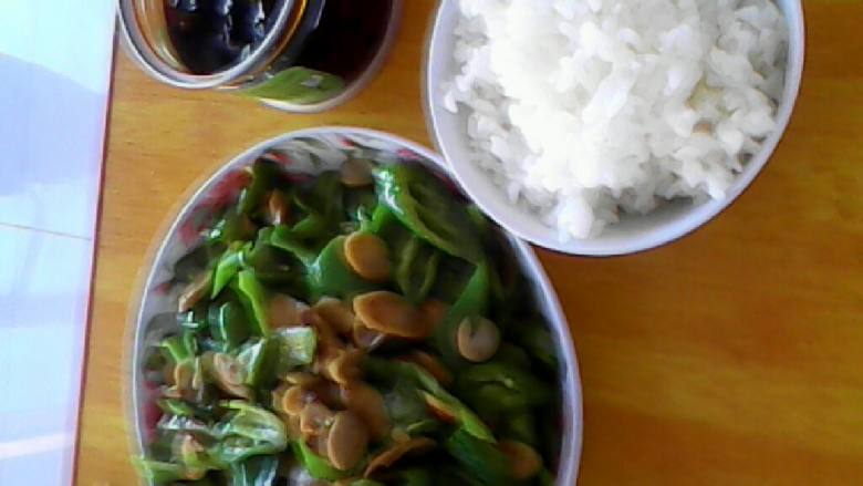 家常尖椒炒香肠,再配上大米饭,小咸菜,美味不可挡!