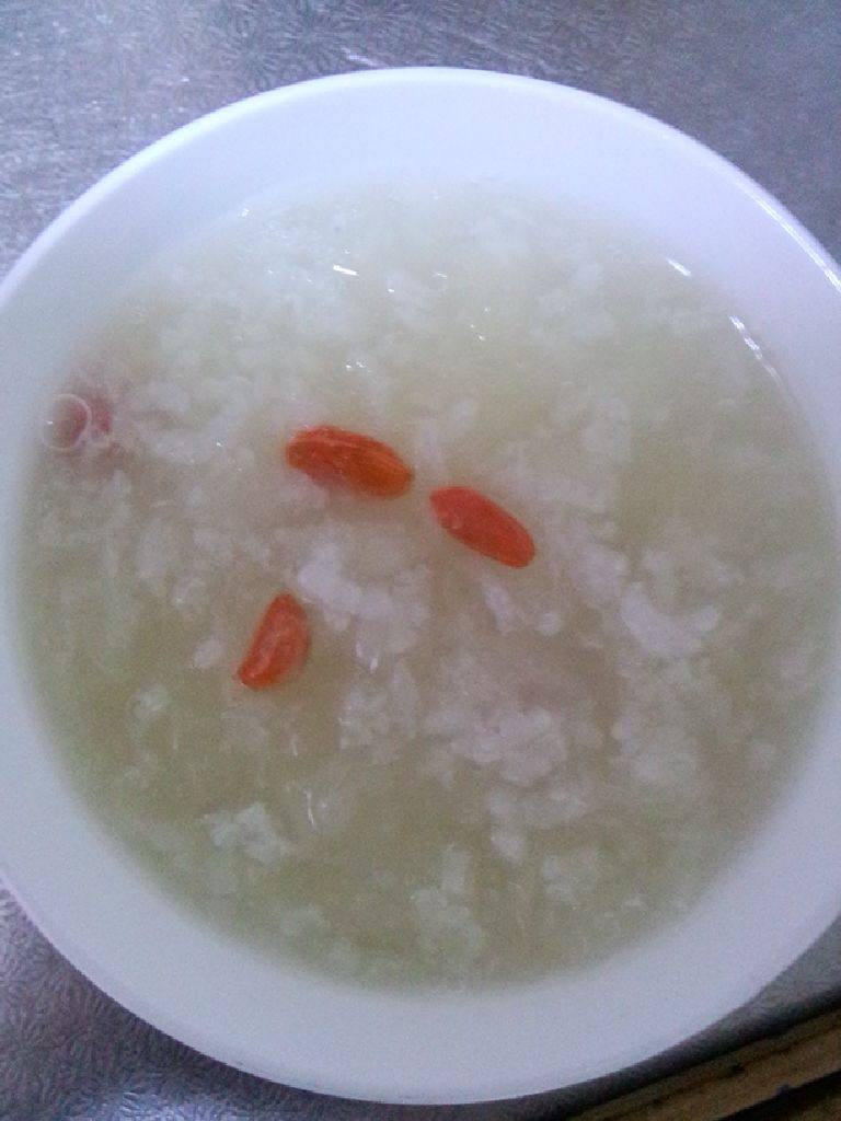 枸杞银耳粥,水开后把所有原料放入，煮一个小时就好了