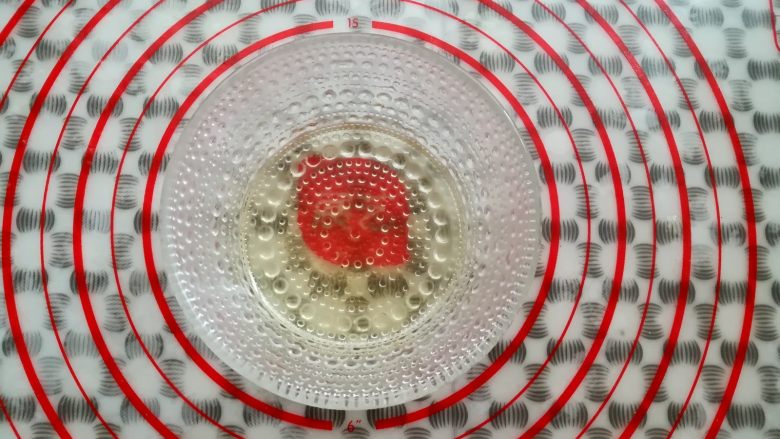 自制猪肉脯,取干净的小碗,放入30克<a style='color:red;display:inline-block;' href='/shicai/ 865'>蜂蜜</a>加入30克水混合均匀