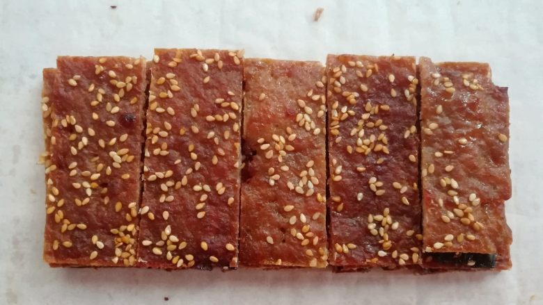 自制猪肉脯,按照喜好切成合适大小,装罐保存