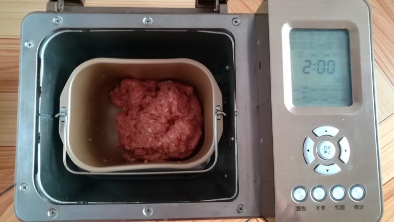 自制猪肉脯,搅拌结束的肉沫(显示2小时是面包机搅拌结束后自动回到初始菜单)