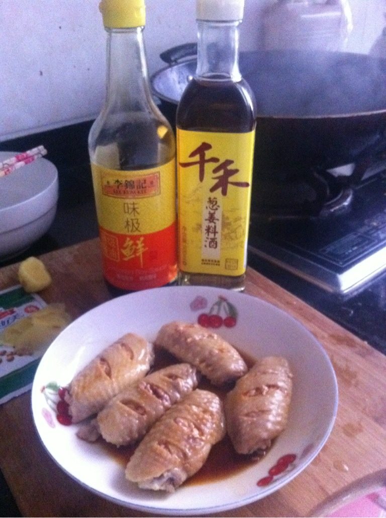 可乐鸡翅,用<a style='color:red;display:inline-block;' href='/shicai/ 718'>料酒</a>和<a style='color:red;display:inline-block;' href='/shicai/ 788'>生抽</a>腌制半个小时