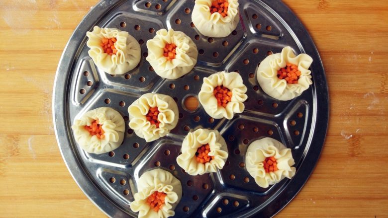 烧麦灌香肠土豆丝饼套餐,完成后稍整理一下形状,大致如图的样子。烧麦是不封口的,这样馅料更容易熟透,且蒸汽会使其更滋润