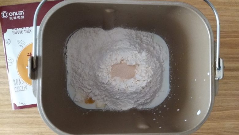 冰淇淋三明治,所有土司材料全部放面包机桶里,依次是先液体再粉类,最后在面粉中间挖个洞放<a style='color:red;display:inline-block;' href='/shicai/ 731'>酵母</a>