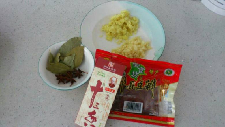 海鲜酱,在放入<a style='color:red;display:inline-block;' href='/shicai/ 6559'>蒜蓉</a>，姜蓉，打碎的<a style='color:red;display:inline-block;' href='/shicai/ 741'>香叶</a>及<a style='color:red;display:inline-block;' href='/shicai/ 695'>八角</a>，剁碎的<a style='color:red;display:inline-block;' href='/shicai/ 46964'>郫县豆瓣酱</a>，盐，<a style='color:red;display:inline-block;' href='/shicai/ 756'>鸡精</a>。