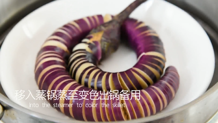 教你用转圈刀法,做一道超级美味的蓑衣茄子,移入蒸锅蒸至变色出锅备用