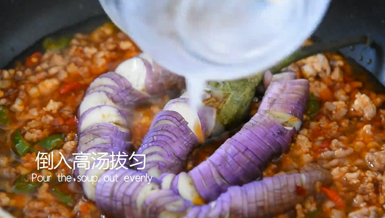教你用转圈刀法,做一道超级美味的蓑衣茄子,倒入高汤拔匀