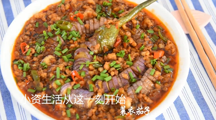 教你用转圈刀法,做一道超级美味的蓑衣茄子,最后撒上葱花即可上桌~!