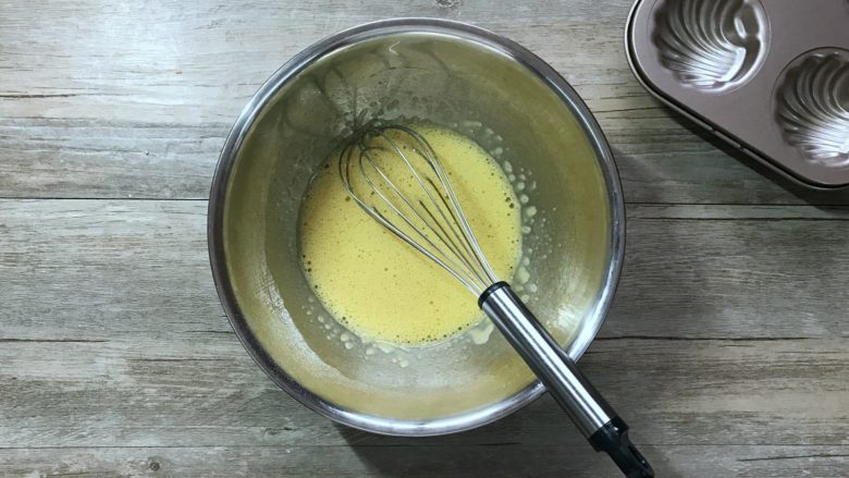 橙香玛德琳,打至糖融化,蛋液变得稍粘稠样。