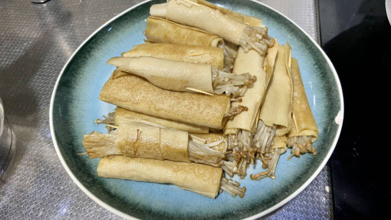 金针菇豆皮卷,煎到豆皮表面金黄,沥油盛出备用