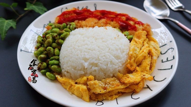 鸡排翡翠碟头饭,舀起<a style='color:red;display:inline-block;' href='/shicai/ 507'>米饭</a>,摆盆