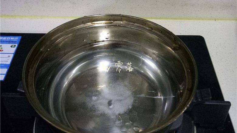 酱汁章鱼足,另起一锅,锅里倒入清水,调入适量盐烧开;